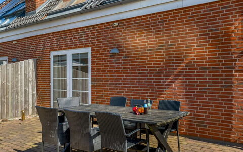 Joonas - 100M from the Sea: Gebouw, Huis, Venster, Huis, Dak, Woongebied, Struik, Verblijf, Land Lot