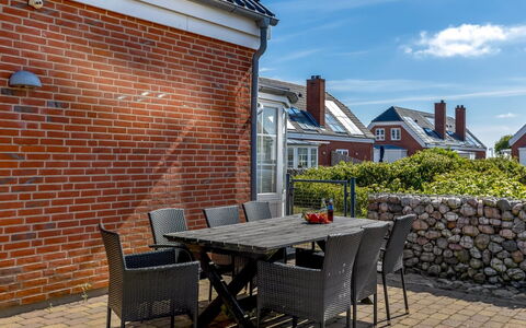 Joonas - 100M from the Sea: Gebouw, Huis, Venster, Huis, Dak, Woongebied, Struik, Verblijf, Land Lot