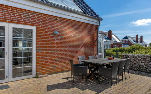 Joonas - 100M from the Sea: Gebouw, Huis, Venster, Huis, Dak, Woongebied, Struik, Verblijf, Land Lot
