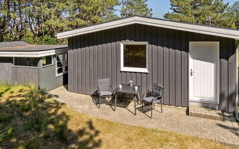 Solvey - 2Km from the Sea: Woongebied, Struik, Huis, Huis, Tuin, Landgoed, Schaduw, Landscaping, Gazon