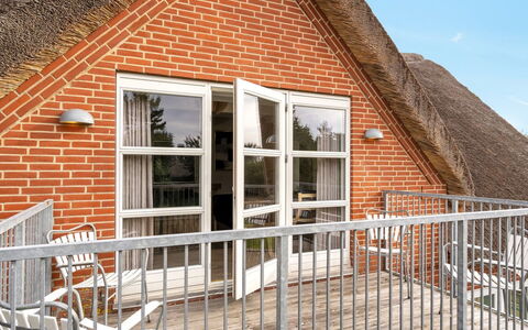 Henrike - 3.3Km from the Sea: Appartement, Schaduw, Balkon, Stoel, Hek, Buitenmeubels, Aluminium, Kunstgras
