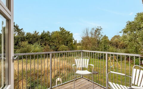 Henrike - 3.3Km from the Sea: Appartement, Schaduw, Balkon, Stoel, Hek, Buitenmeubels, Aluminium, Kunstgras