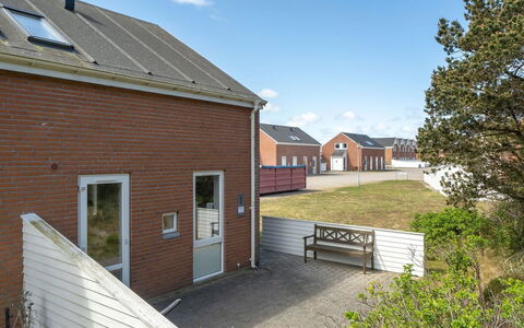 Anouk - 1.7Km from the Sea: Gebouw, Weg Oppervlak, Woongebied, Huis, Dak, Huis, Buurt, Menselijke Nederzetting, Deur, Oprit