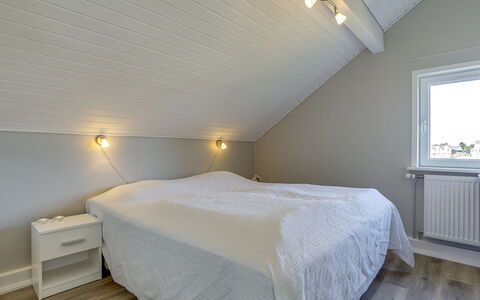 Anouk - 1.7Km from the Sea: Slaapkamer, Plafond, Hout, Flooring, Verdieping, Interieur Ontwerp, Bed, Bedding, Laken, Verlichting