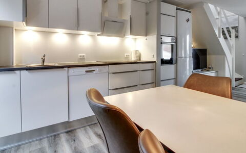 Anouk - 1.7Km from the Sea: Flooring, Interieur Ontwerp, Meubilair, Countertop, Keuken, Plafond, Hout, Verdieping, Lichte Inrichting, Cabinetry