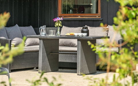 Jonas - 2.4Km from the Sea: Struik, Tuin, Buitenmeubels, Schaduw, Buitentafel, Bloempot, Kamerplant, Kruid, Backyard
