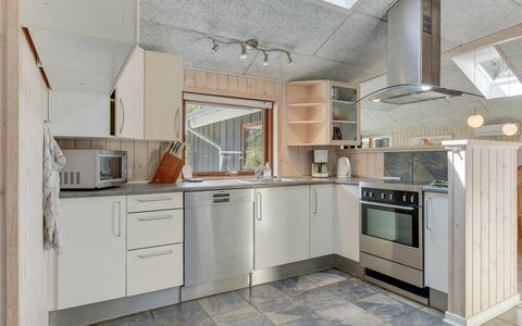 Jonas - 2.4Km from the Sea: Keuken, Toestel Van De Keuken, Countertop, Major Appliance, Hout, Plafond, Interieur Ontwerp, Flooring, Cabinetry, Verlichting