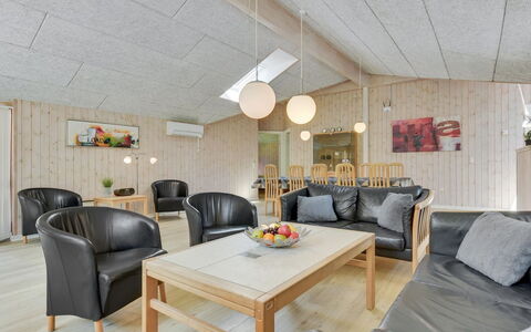 Jonas - 2.4Km from the Sea: Meubilair, Interieur Ontwerp, Hout, Plafond, Flooring, Verdieping, Lichte Inrichting, Kamer, Bankstel, Woonkamer