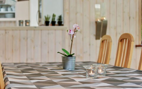 Jonas - 2.4Km from the Sea: Meubilair, Hout, Tafel, Flooring, Tafelkleed, Interieur Ontwerp, Keuken En Eettafel, Verdieping, Linens, Eetkamer