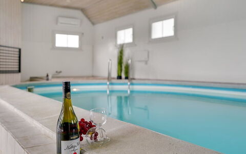 Madalena - 2.8Km from the Sea: Meubilair, Interieur Ontwerp, Stoel, Flooring, Tafel, Toevlucht, Verdieping, Plafond, Kamer, Eco Hotel