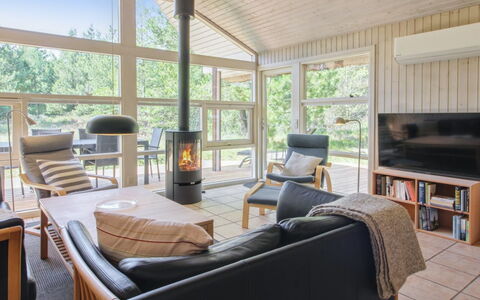 Karri - 1.1Km from the Sea: Hout, Flooring, Interieur Ontwerp, Plafond, Verdieping, Meubilair, Woonkamer, Bankstel, Kamer, Huis
