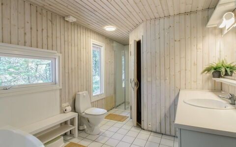 Karri - 1.1Km from the Sea: Flooring, Muur, Hout, Verdieping, Interieur Ontwerp, Plafond, Loodgieterswerkinrichting, Badkamer, Huis, Wastafel