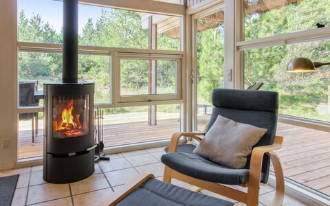 Karri - 1.1Km from the Sea: Meubilair, Flooring, Interieur Ontwerp, Hout, Verdieping, Woonkamer, Houten Vloer, Stoel, Kamer, Huis