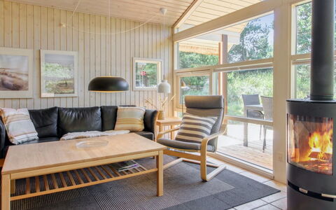 Karri - 1.1Km from the Sea: Meubilair, Interieur Ontwerp, Flooring, Verdieping, Hout, Bankstel, Woonkamer, Houten Vloer, Plafond, Kamer