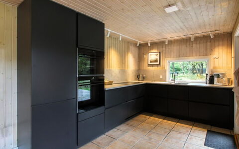 Karri - 1.1Km from the Sea: Flooring, Keuken, Houten Vloer, Hout, Verdieping, Interieur Ontwerp, Countertop, Cabinetry, Toestel Van De Keuken, Plafond