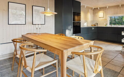 Karri - 1.1Km from the Sea: Meubilair, Flooring, Houten Vloer, Interieur Ontwerp, Verdieping, Hout, Tafel, Keuken En Eettafel, Eetkamer, Stoel