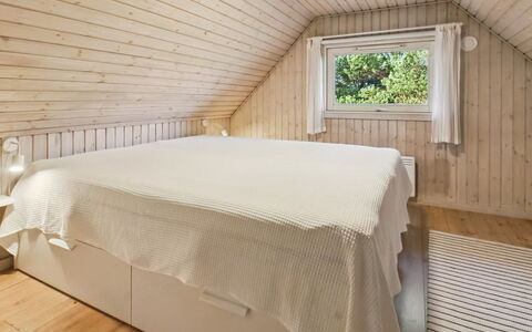 Karri - 1.1Km from the Sea: Slaapkamer, Hout, Bed, Flooring, Verdieping, Interieur Ontwerp, Plafond, Laken, Meubilair, Bedding