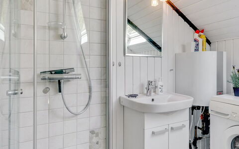 Lenia - 1Km from the Sea: Loodgieterswerkinrichting, Interieur Ontwerp, Flooring, Badkamer, Wastafel, Verdieping, Kraan, Loodgieter, Plafond, Wastafel In De Badkamer