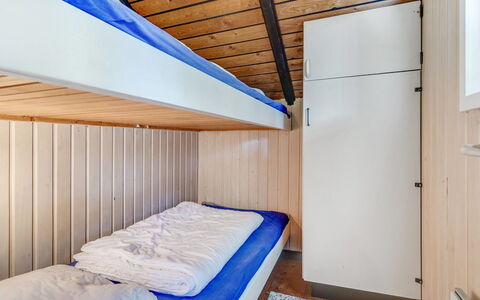 Lenia - 1Km from the Sea: Hout, Flooring, Verdieping, Interieur Ontwerp, Plafond, Slaapkamer, Bed, Kamer, Beits, Stapelbed