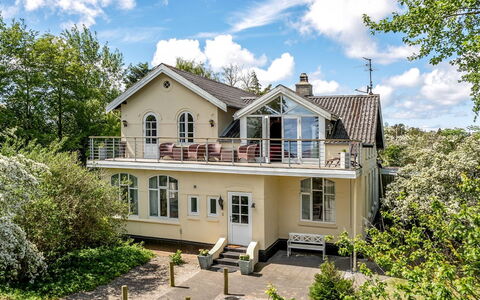 Styrkar - 4Km from the Sea: Dak, Huis, Land Lot, Huis, Verblijf, Landgoed, Garden Gebouwen, Schaduw, Blokhut, Landscaping