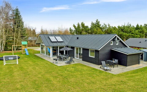Human - 10.5Km from the Sea: Dak, Land Lot, Verblijf, Huis, Landelijk Gebied, Schuur, Siding, Garden Gebouwen, Blokhut, Hut
