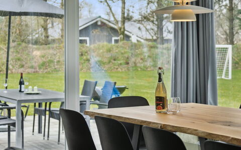 Human - 10.5Km from the Sea: Dak, Land Lot, Verblijf, Huis, Landelijk Gebied, Schuur, Siding, Garden Gebouwen, Blokhut, Hut