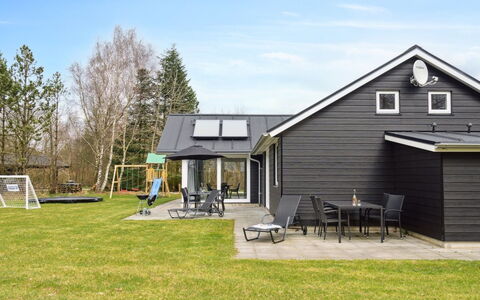 Human - 10.5Km from the Sea: Dak, Land Lot, Verblijf, Huis, Landelijk Gebied, Schuur, Siding, Garden Gebouwen, Blokhut, Hut