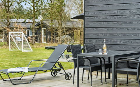 Human - 10.5Km from the Sea: Dak, Land Lot, Verblijf, Huis, Landelijk Gebied, Schuur, Siding, Garden Gebouwen, Blokhut, Hut