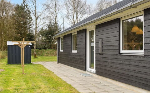 Human - 10.5Km from the Sea: Dak, Land Lot, Verblijf, Huis, Landelijk Gebied, Schuur, Siding, Garden Gebouwen, Blokhut, Hut