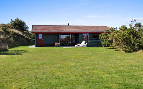 Steni - 250M from the Sea: Struik, Stedelijk Ontwerp, Groundcover, Steen, Appartement, Landgoed, Metselwerk, Balkon, Landscaping