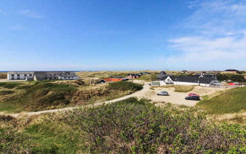 Steni - 250M from the Sea: Struik, Stedelijk Ontwerp, Groundcover, Steen, Appartement, Landgoed, Metselwerk, Balkon, Landscaping