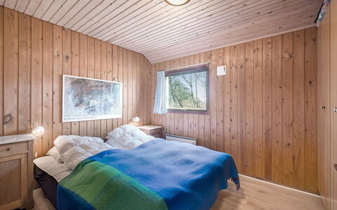 Tove - 1.5Km from the Sea: Slaapkamer, Bed, Hout, Interieur Ontwerp, Plafond, Laken, Bedding, Verdieping, Kamer, Flooring