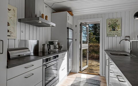 Tove - 1.5Km from the Sea: Hout, Keuken, Toestel Van De Keuken, Countertop, Major Appliance, Flooring, Huis, Cabinetry, Huishoudapparatuur