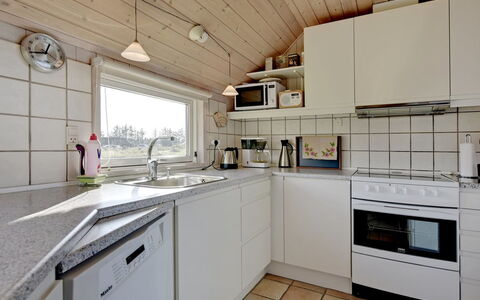 Ansine - 1.2Km from the Sea: Hout, Flooring, Keuken, Toestel Van De Keuken, Major Appliance, Verdieping, Countertop, Interieur Ontwerp, Plafond, Huis