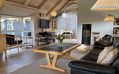 Ansine - 1.2Km from the Sea: Meubilair, Interieur Ontwerp, Flooring, Hout, Verdieping, Plafond, Lichte Inrichting, Woonkamer, Verlichting, Stoel