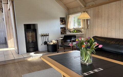 Ansine - 1.2Km from the Sea: Meubilair, Flooring, Interieur Ontwerp, Verdieping, Hout, Houten Vloer, Plafond, Woonkamer, Verlichting, Kamer