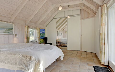 Ansine - 1.2Km from the Sea: Flooring, Hout, Verdieping, Plafond, Interieur Ontwerp, Slaapkamer, Bed, Meubilair, Kamer, Houten Vloer