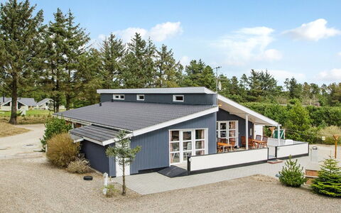 Tascha - 1.5Km from the Sea: Woongebied, Struik, Huis, Huis, Tuin, Landgoed, Schaduw, Landscaping, Gazon