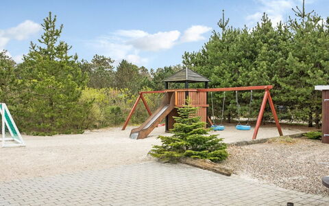 Tascha - 1.5Km from the Sea: Woongebied, Struik, Huis, Huis, Tuin, Landgoed, Schaduw, Landscaping, Gazon