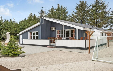 Tascha - 1.5Km from the Sea: Woongebied, Struik, Huis, Huis, Tuin, Landgoed, Schaduw, Landscaping, Gazon