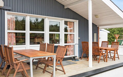 Tascha - 1.5Km from the Sea: Woongebied, Struik, Huis, Huis, Tuin, Landgoed, Schaduw, Landscaping, Gazon