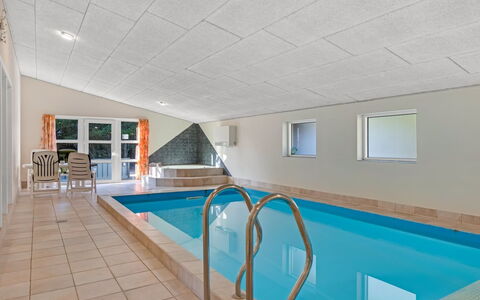 Tascha - 1.5Km from the Sea: Woongebied, Struik, Huis, Huis, Tuin, Landgoed, Schaduw, Landscaping, Gazon