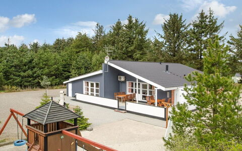 Tascha - 1.5Km from the Sea: Woongebied, Struik, Huis, Huis, Tuin, Landgoed, Schaduw, Landscaping, Gazon