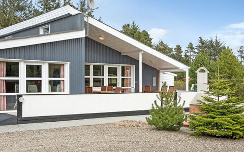 Tascha - 1.5Km from the Sea: Woongebied, Struik, Huis, Huis, Tuin, Landgoed, Schaduw, Landscaping, Gazon