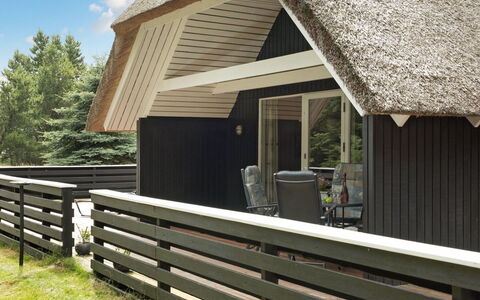 Patrik - 1.4Km from the Sea: Hout, Dak, Verblijf, Veranda, Siding, Hardwood, Plank, Thatching, Natuurlijk Materiaal, Schaduw