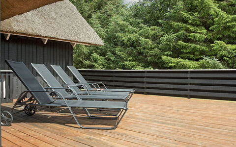 Patrik - 1.4Km from the Sea: Hout, Buitenmeubels, Hardwood, Samengesteld Materiaal, Meubilair, Plank, Dek, Houten Vloer, Beits