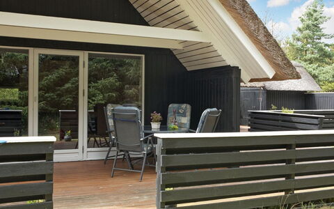 Patrik - 1.4Km from the Sea: Hout, Buitenmeubels, Veranda, Verblijf, Hardwood, Schaduw, Plank, Dek, Stoel, Natuurlijk Materiaal