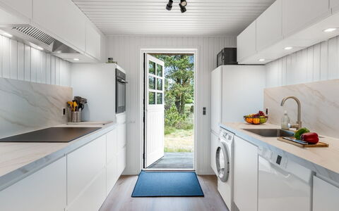 Lilo - 1Km from the Sea: Flooring, Interieur Ontwerp, Major Appliance, Verdieping, Countertop, Keuken, Toestel Van De Keuken, Huishoudapparatuur, Wasmachine, Plafond