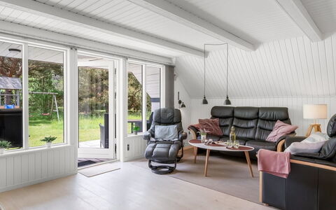 Lilo - 1Km from the Sea: Hout, Interieur Ontwerp, Flooring, Houten Vloer, Plafond, Verdieping, Meubilair, Huis, Laminaatvloer, Woonkamer