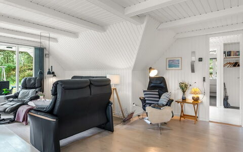Lilo - 1Km from the Sea: Meubilair, Interieur Ontwerp, Flooring, Verdieping, Hout, Plafond, Houten Vloer, Stoel, Woonkamer, Kamer